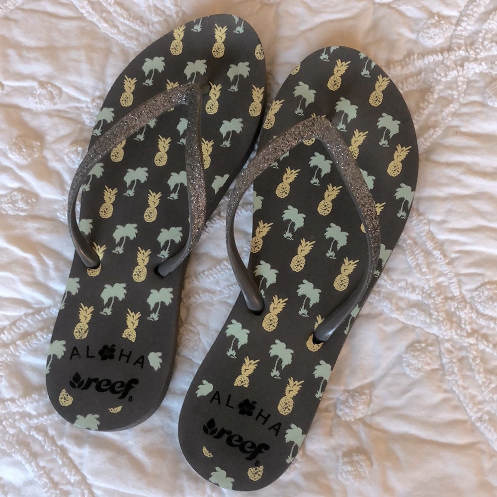 Aloha reef never actually worn. 🍍🌴 sparkle silver straps. 8-9